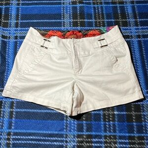 One5One Women’s White Denim Shorts - Size 8 - Has Pockets! - A2